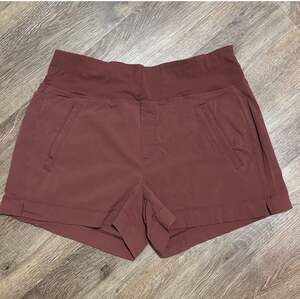 Athleta Trekkie North Short in Cherrywood Size 8